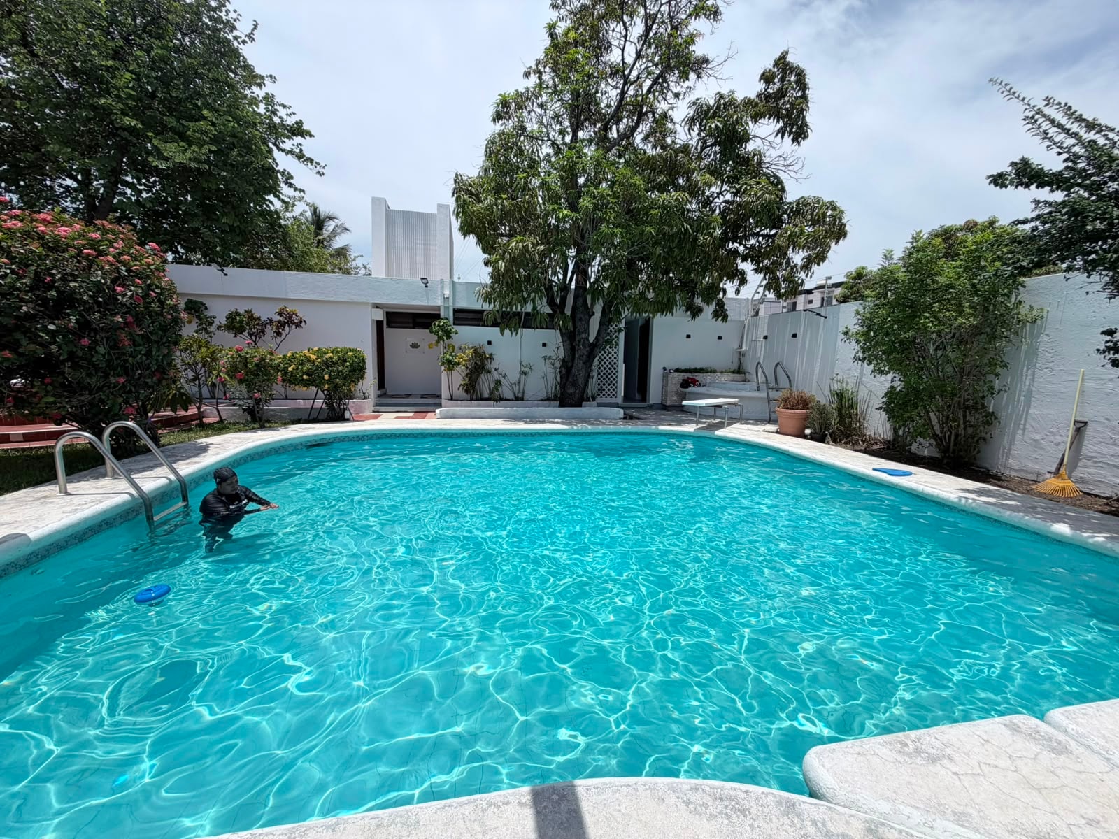 Alberca privada con jardín tropical