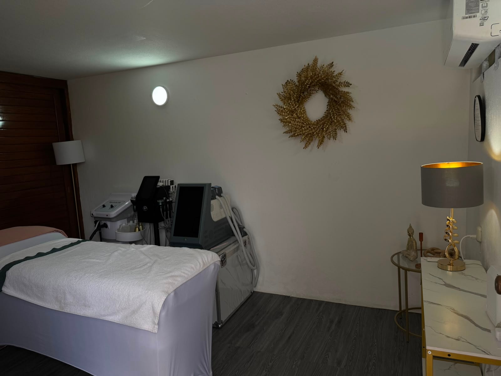 Ambiente de spa con velas y pétalos